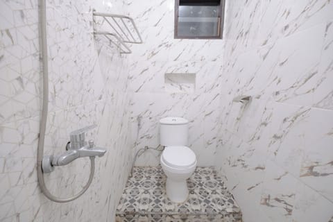 Deluxe Room | Bathroom | Shower, rainfall showerhead, free toiletries, towels