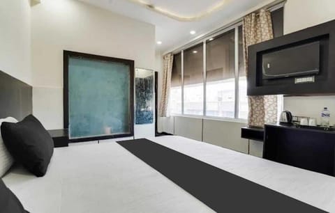 Deluxe Double Room, City View | In-room safe, desk, soundproofing, iron/ironing board