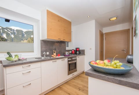 Schmittenblick mit 2 Schlafzimmern, Seeblick und Balkon | Private kitchen | Full-size fridge, oven, stovetop, dishwasher