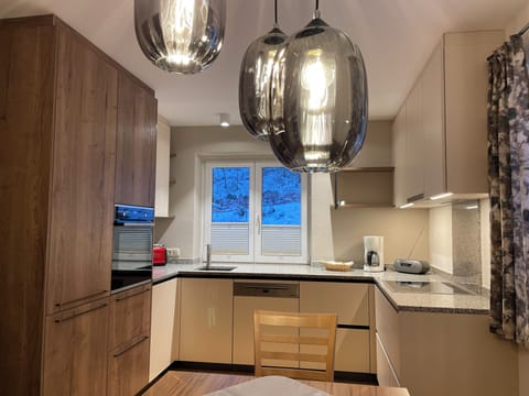 Sonnberg mit 2 Schlafzimmern, Gartenblick und 2 Balkonen | Private kitchen | Full-size fridge, oven, stovetop, dishwasher