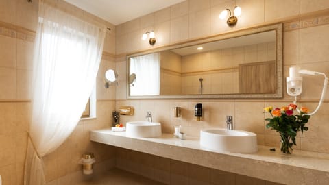 Family Suite, Terrace | Bathroom | Shower, hair dryer, towels