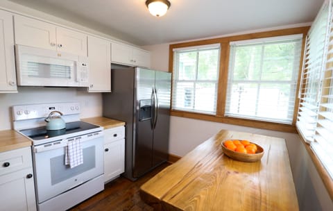 Shared fridge, microwave, dishwasher, cookware/dishes/utensils