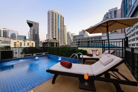 Outdoor pool, pool umbrellas, sun loungers