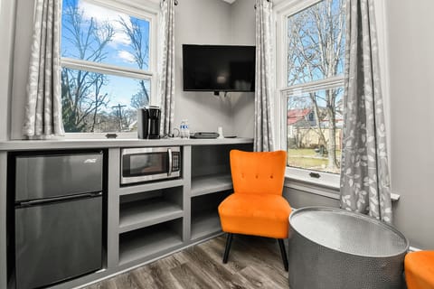 Standard King Room | Living area | 37-inch flat-screen TV with cable channels, TV