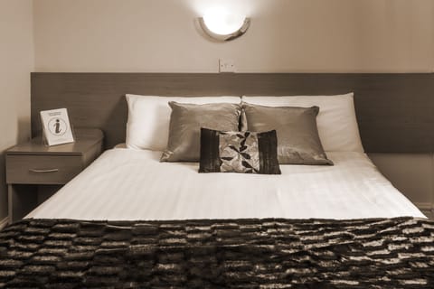 Hypo-allergenic bedding, desk, free WiFi, bed sheets