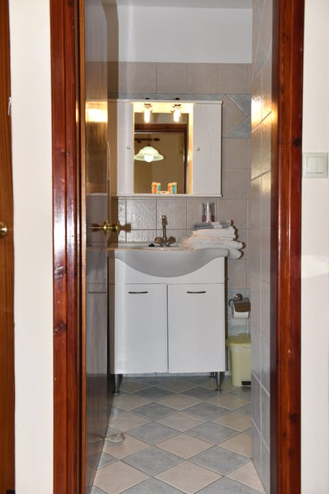 Shower, free toiletries, towels