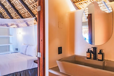 Superior Room | Bathroom | Free toiletries, towels, soap, shampoo