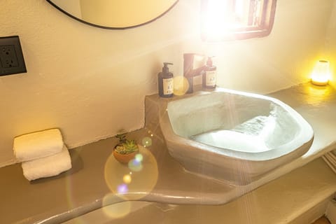 Basic Room | Bathroom | Free toiletries, towels, soap, shampoo