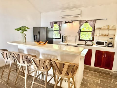 Queen Bed, Patio and Garden View | In-room dining