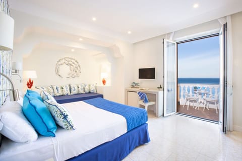 Soluzione Familiare - 2 camere su piano esclusivo - Balcone vista mare frontale | Premium bedding, minibar, in-room safe, individually decorated