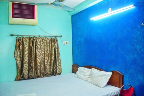 Standard Double Room | Desk, laptop workspace, free WiFi