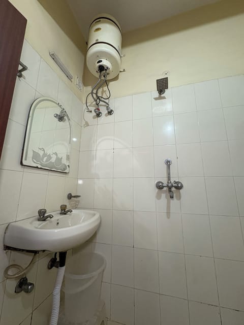 Deluxe Room | Bathroom | Shower, towels, soap, shampoo