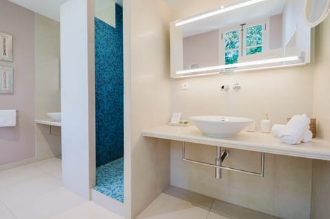 Premium Double Room, Ensuite, Garden View (	Rose) | Bathroom | Hair dryer, bathrobes, slippers, towels