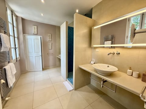 Premium Double Room, Ensuite, Garden View (	Rose) | Bathroom | Hair dryer, bathrobes, slippers, towels