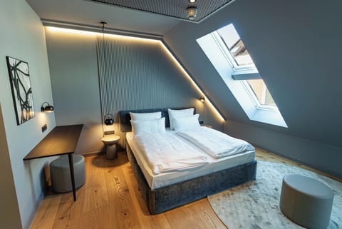 Conlon Room | Premium bedding, soundproofing, free WiFi, bed sheets