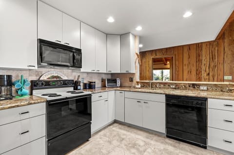 House, Multiple Beds (Sea Dunes Green Turtle A3) | Private kitchen