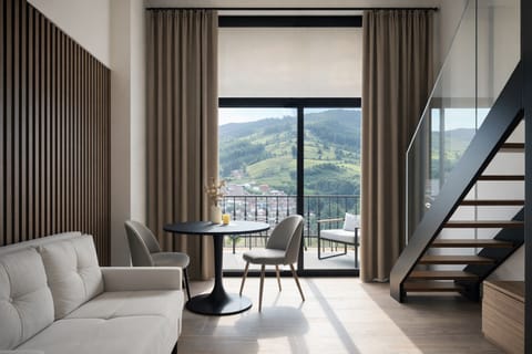 Superior Suite, Balcony, Valley View | Living area