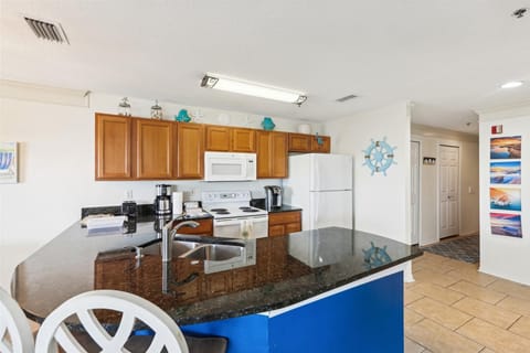 Condo, 2 Queen Beds, Hot Tub, Ocean View (Ocean Gate I304) | Private kitchen