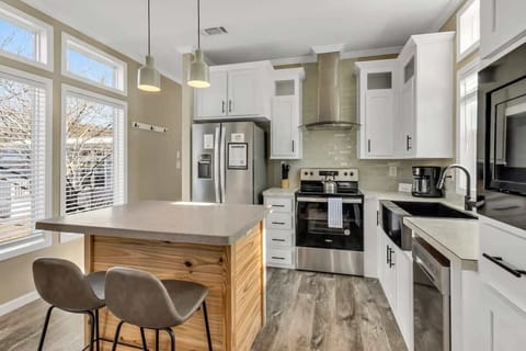 House, 1 Queen Bed with Sofa bed, Patio, Mountain View (Byrd 6 Cozy Byrd Nest) | Private kitchen | Coffee/tea maker