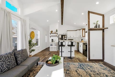 House, 1 Queen Bed with Sofa bed, Patio (Byrd 4 Tiny Stay Getaway) | Living area