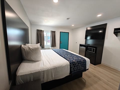 Standard King | Desk, laptop workspace, blackout drapes, soundproofing