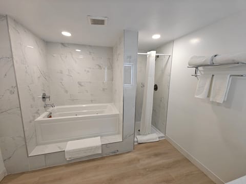 Jacuzzi Queen Suites | Bathroom | Towels, soap, shampoo, toilet paper