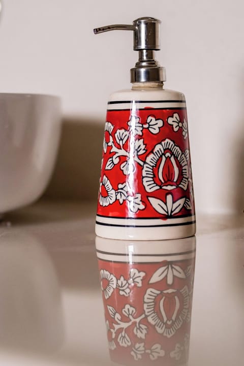 Deluxe Twin Room | Bathroom | Shower, rainfall showerhead, free toiletries, slippers