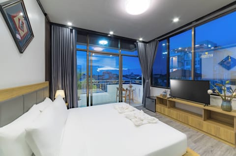 Deluxe Double Room, Balcony, City View | Desk, laptop workspace, blackout drapes, soundproofing