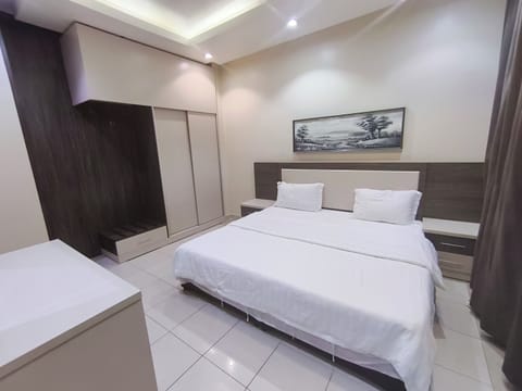 Deluxe Apartment | Iron/ironing board, free WiFi