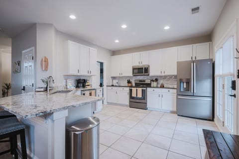 House, Multiple Beds, Patio, Garden View (Lowcountry Lodge) | Private kitchen | Fridge, microwave, oven, stovetop