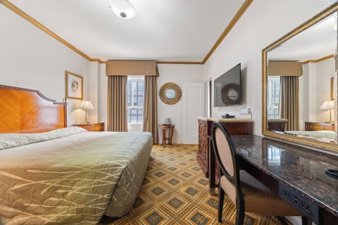 Room, 1 King Bed | Blackout drapes, iron/ironing board