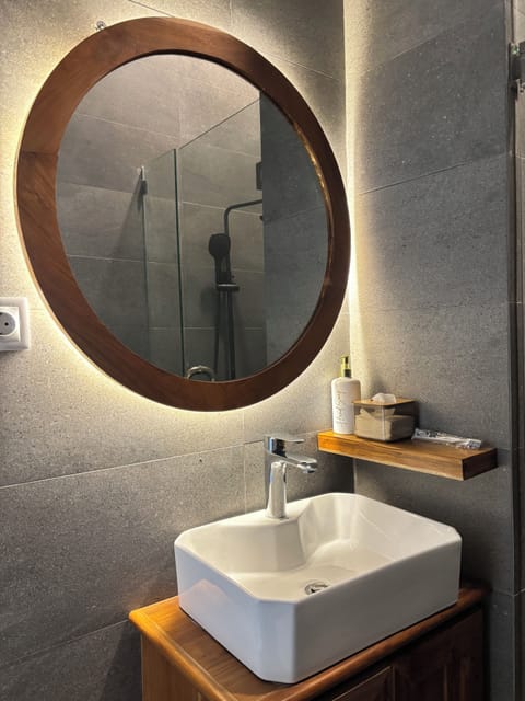 Shower, rainfall showerhead, free toiletries, towels