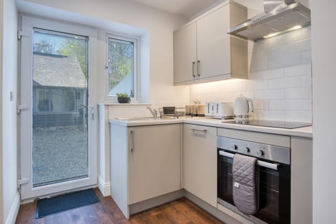 Cottage (1 Bedroom) | Private kitchen | Microwave, oven, stovetop, electric kettle