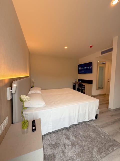 Desk, laptop workspace, iron/ironing board, free WiFi