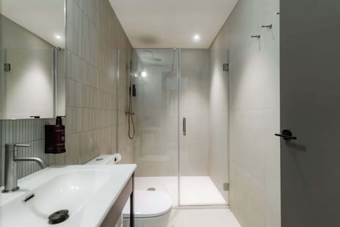 Family Suite | Bathroom | Shower, hair dryer, towels, soap