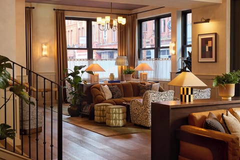 2 bars/lounges, cocktail bar