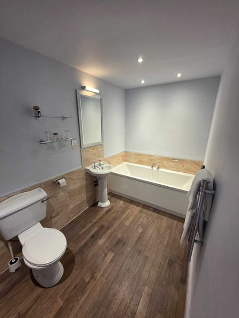 Deluxe Room | Bathroom | Free toiletries, towels, soap, shampoo