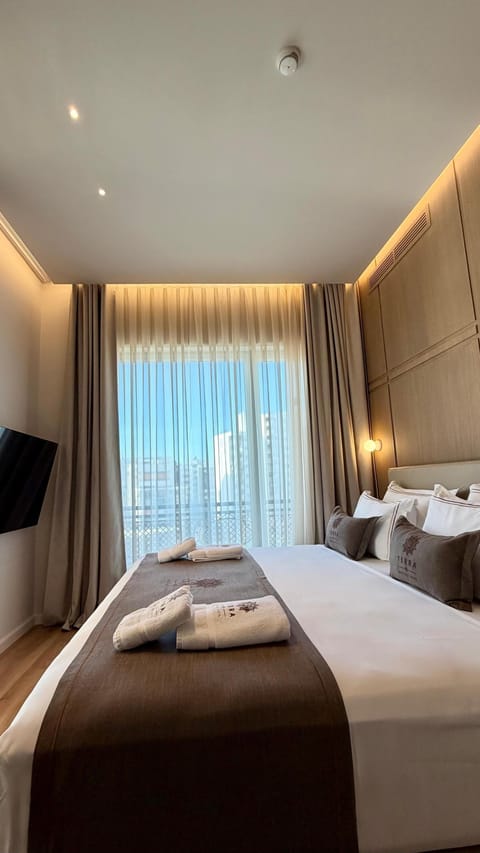Deluxe Suite | Premium bedding, memory foam beds, minibar, in-room safe