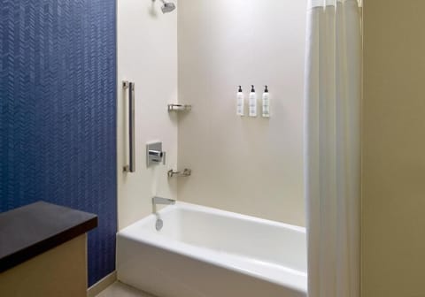 Combined shower/tub, towels