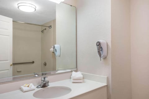 Combined shower/tub, free toiletries, hair dryer, towels