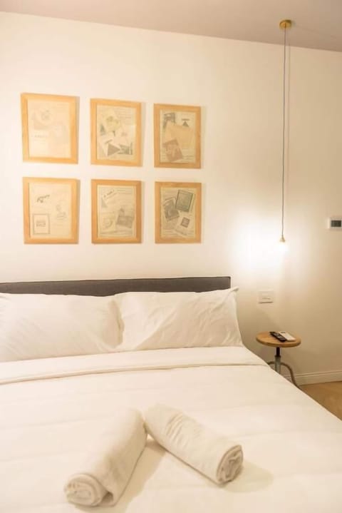 Deluxe Room | Desk, laptop workspace, blackout drapes, soundproofing