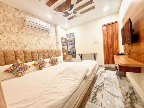 Premium bedding, desk, laptop workspace, WiFi (free)