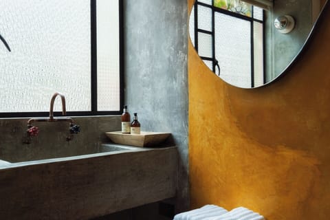 Classic Double Room, Courtyard View | Bathroom | Shower, hair dryer, slippers, towels