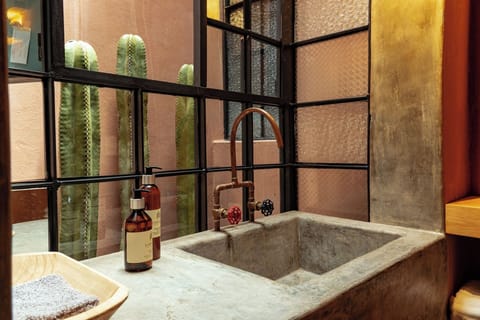 Standard Double Room, Courtyard View | Bathroom sink