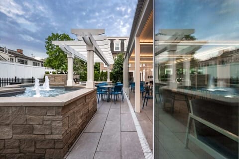 2 restaurants; breakfast, lunch, dinner, and brunch served