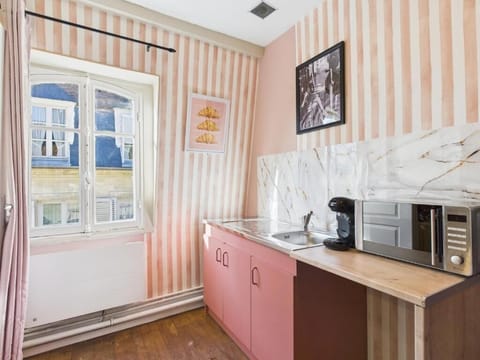 Economy Room, City View | Private kitchen