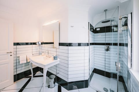 Superior Double Room, City View | Bathroom | Slippers