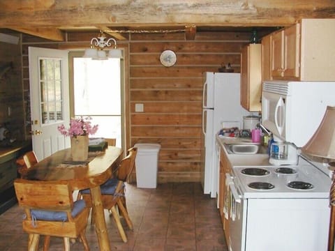 Traditional Cabin (Papoose) | Private kitchen | Fridge, microwave, stovetop, dishwasher