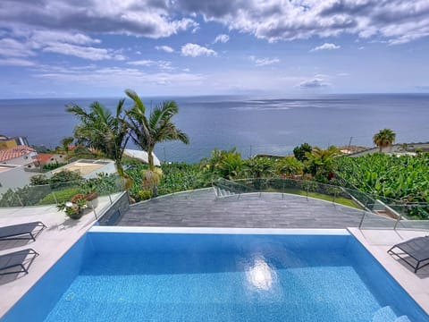 House | 5 bedrooms, desk