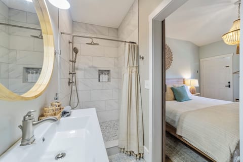 Standard Room | Bathroom | Shower, free toiletries, towels, soap